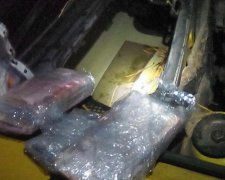 На кордоні затримали громадянина, що віз бойовикам майже сотню банківських карток та гроші (фото)