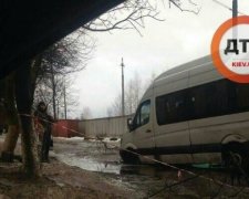 Маршрутка провалилась в люк под Киевом