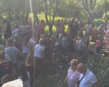 Львовяне устроили дикий шабаш в воде в разгар пандемии - "12 кругов против вируса"