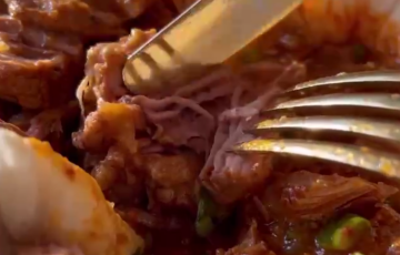 Нежное томленное пряное мясо, кадр с видео