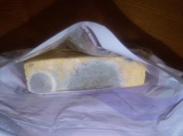 Киянин купив упаковку з небезпечною цвіллю замість сиру: "Так це делікатес"