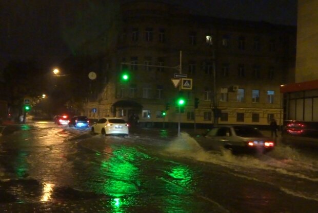 Харків поплив: перша столиця здалася під натиском стихії, - "пішли на дно" машини і маршрутки