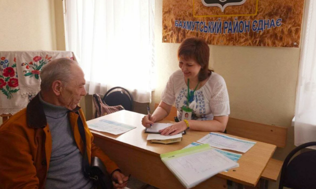 Оформлення документів, фото: Facebook