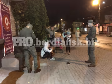 В Бердянске подросток разгуливал по городу с пистолетом - вместо мороженого