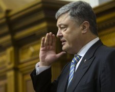 Переляканий Порошенко хоче повторити трюк Януковича: "Готує валізи для грошей"