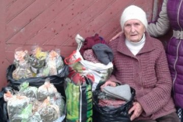 88-річна бабуся зв’язала бійцям АТО 50 пар шкарпеток (фото)