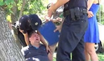 Рад видеть: водитель упал в обморок при виде копов (ВИДЕО) 