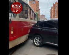 У Києві "герой" парковки заблокував дорогу транспорту: "Містяни передають палкі вітання"