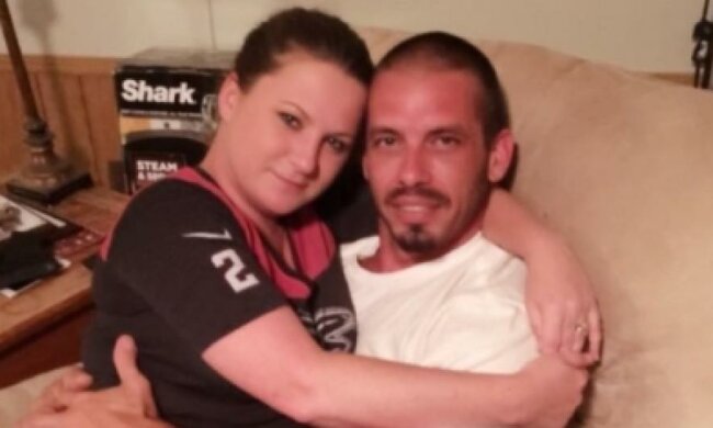 Американка звільнилася з роботи, аби годувати грудьми свого бойфренда