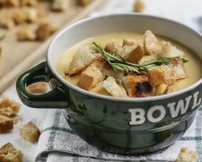 Вкусно до безумия: сырный суп с шампиньонами и сухариками