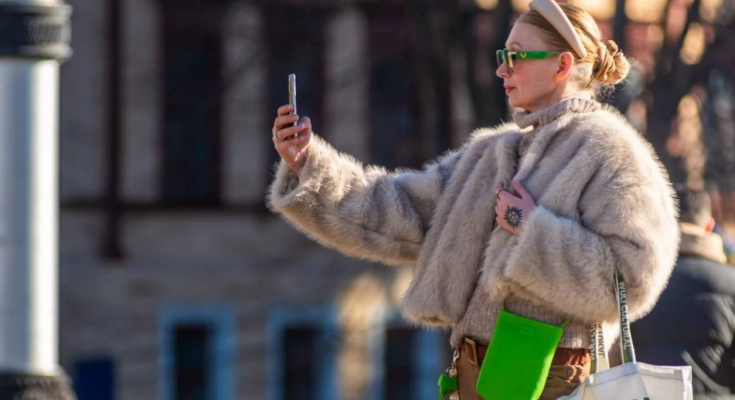 Українка, телефон, селфі, фото із соцмереж