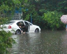 Рівненські зливи затопили центральні вулиці та сміттєвози (фото)