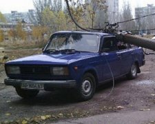 У Запоріжжі на автомобіль впав електричний стовп (фото)