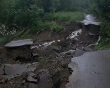 В Яремче под женщиной с детьми рухнула земля, бежали и молились Богу - едва не похоронило заживо