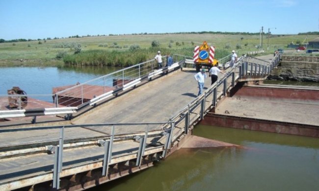 На Миколаївщині фури обвалили міст (фото)