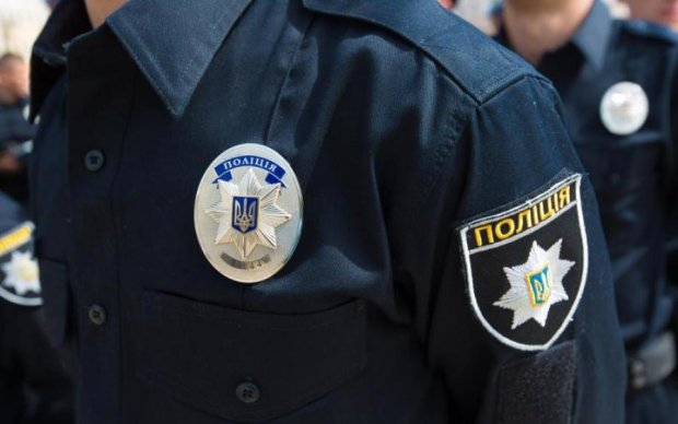 Под Киевом коп в последнюю секунду спас женщину от смерти
