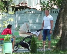 Українець з дитиною. Фото: скрін youtube