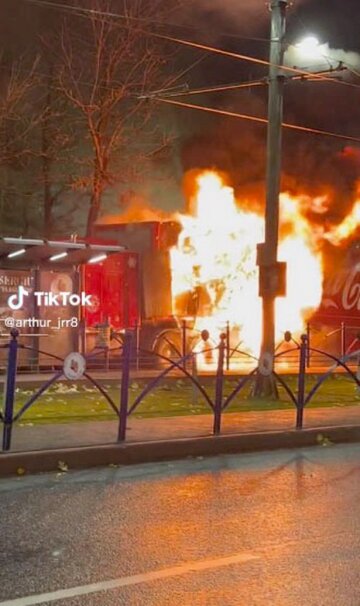 Грузовик Coca Cola горит, кадр из видео