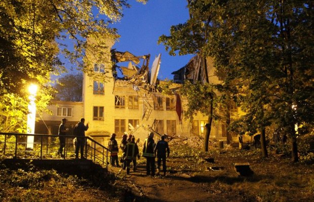 Мощные взрывы уничтожают Донецк, люди в панике прячутся от "Градов"