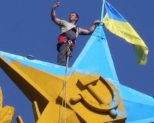 Украинцев призывают ездить за рубеж с сине-желтым флагом