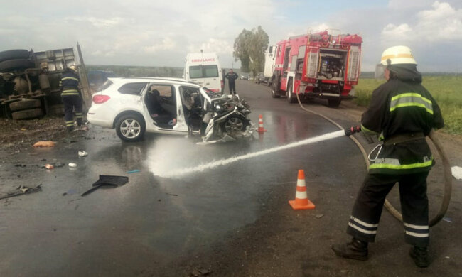 Под Днепром грузовик смял легковушку в консервную банку, молодая пара погибла на месте - выжил только ребенок