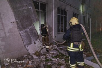 Пошкоджена багатоповерхівка після удару по Харківщині