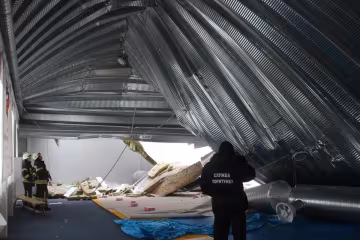 У Львові зірваний дах розтрощив будинки і перетворив на мотлох авто: фото