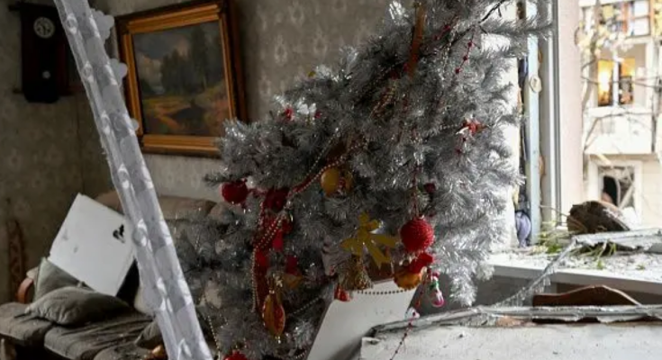 Елка в разрушенной россиянами квартире, фото: SERGEY BOBOK