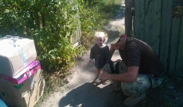 Бойцы АТО привезли игрушки и тетрадки детям на Луганщине (фото)