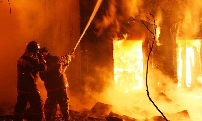 Три дома, гаражи и автомобили: под Киевом мужчина попытался сжечь мусор, а лишился соседей