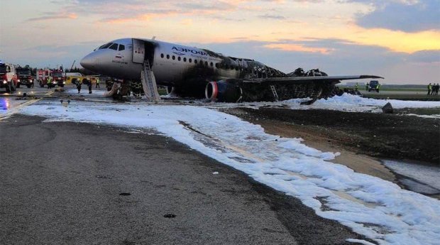Обломки самолета убирают после трагедии: прямая трансляция из Шереметьево