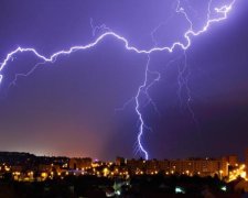 Страшно красиво: в сети показали кадры свирепой грозы над Днепром