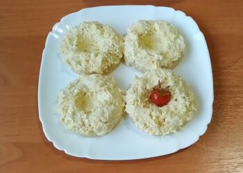 Сырная закуска на кольцах ананаса, фото: Знай.ua