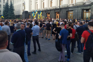 Під Адміністрацією Зеленського зібралося сотні розлютованих людей: висунуто вимоги