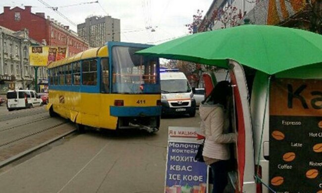 Трамвай у Києві зійшов з рейок і травмував пішохода (фото)