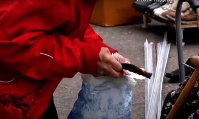 Голодная пенсионерка искала еду на помойке, женщина бросилась спасать старушку