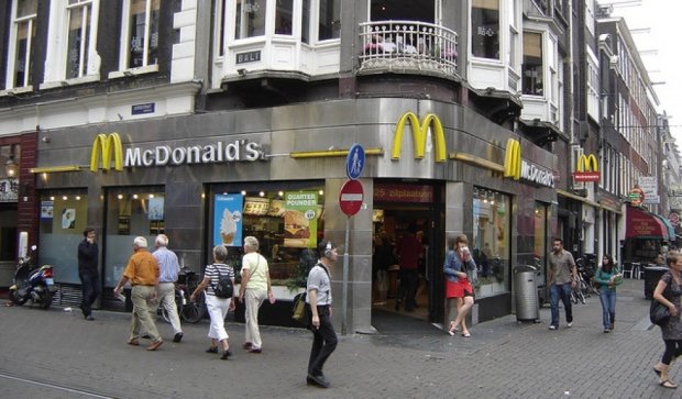 Амстердамский McDonalds раздает бесплатное мороженое