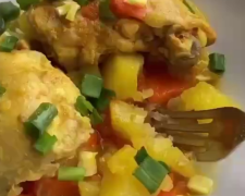 Печеня з курячими стегнами та картоплею, кадр з відео