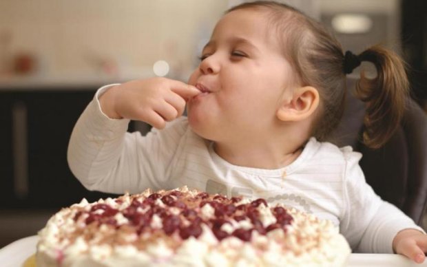 Як навчити дитину не переїдати солодощів