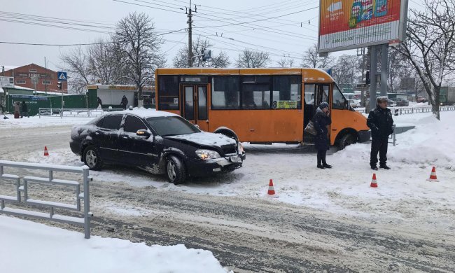 Під Києвом маршрутка протаранила Запорожець, загинули пасажири: перші подробиці кривавої ДТП, фото