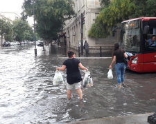 Стихія не пощадила нікого: у Києві сильна злива затопила вулиці, люди не можуть пересуватися