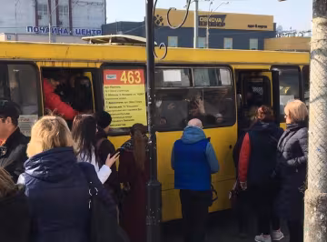 Натовп, тиснява і дика лайка - коронавірус зірвав маски з киян у транспорті, кадри замісу