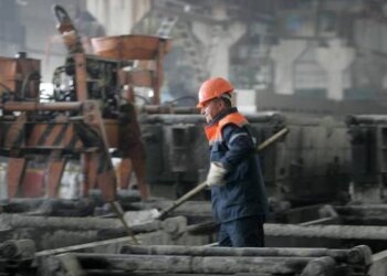 Робочий на виробництві, кадр з відео