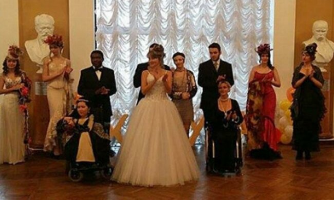 Інваліди танцювали полонез на візочках (фото)
