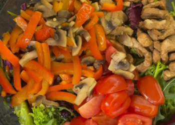 Теплий салат з куркою та овочами: скрін рецепту