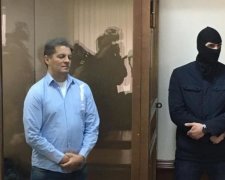 Чаем и луком: Сущенко передал из СИЗО удивительные картины