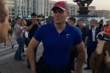 Белорусского копа пытались избить за пропутинскую кепку