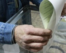 Українцям запропонували внести зміни до Конституції