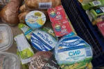 Просроченные молочные продукты возле метро Левобережная в Киеве