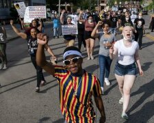 Фото з акцій протесту Black Lives Matter, фото: newsbreak